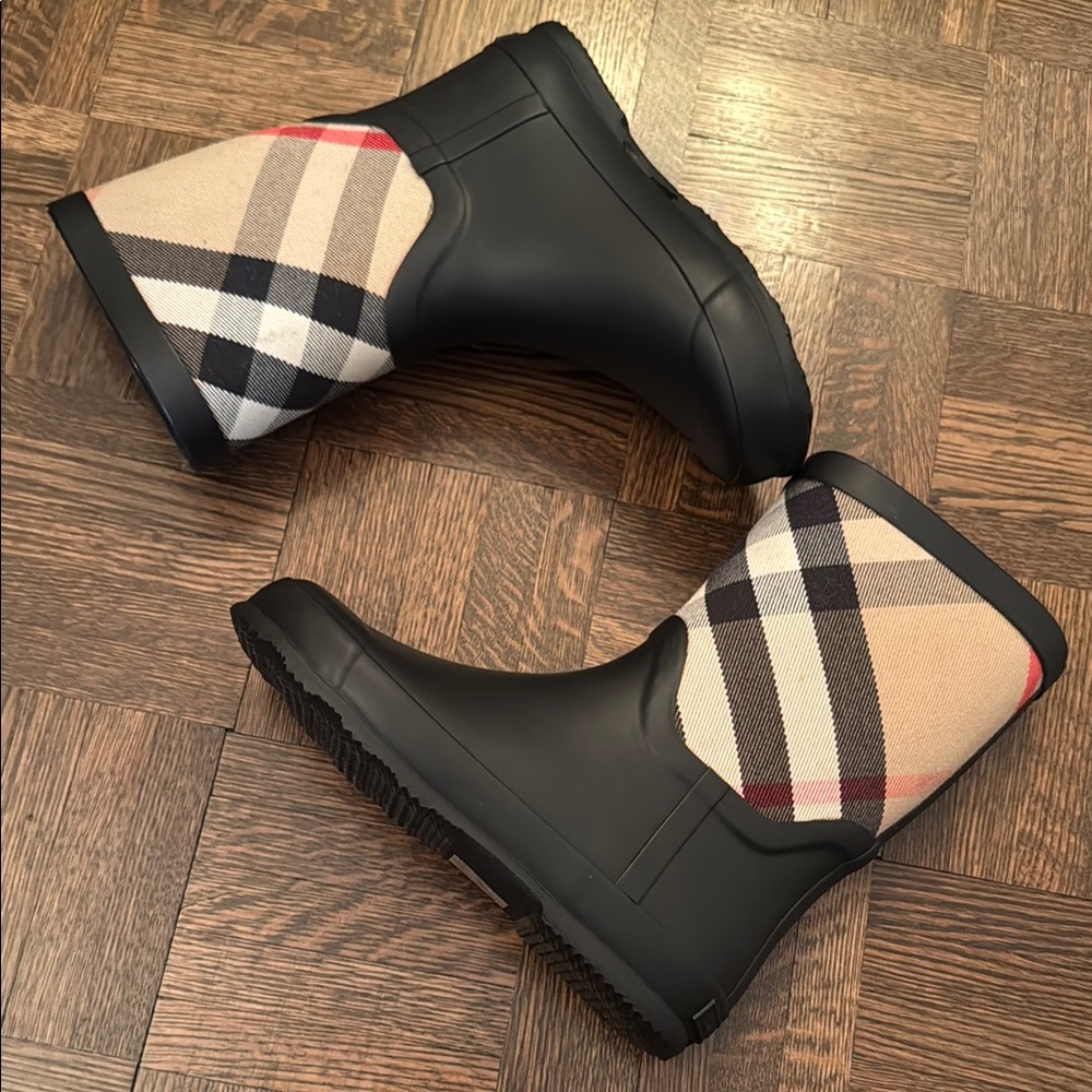 Burberry kids Black Rubber Rain Boots with Classic Check detail